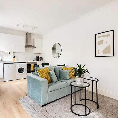 Stylish One Bedroom Apartment In Greater Лондон Екстериор снимка