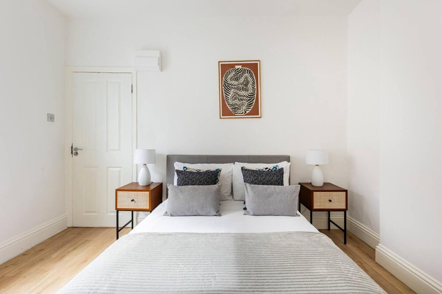 Stylish One Bedroom Apartment In Greater Лондон Екстериор снимка